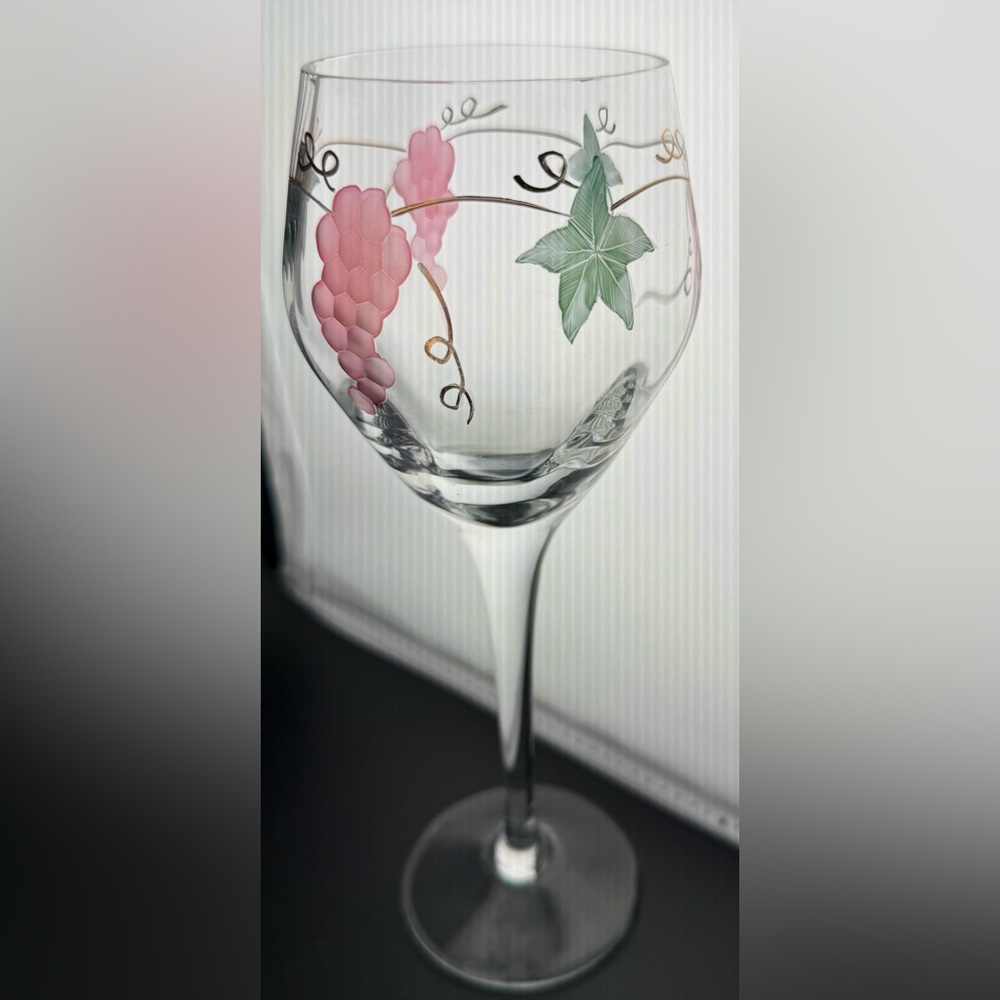 Rosenberg Romanian Crystal etched and hand painted grapevine, wine glass. 12oz